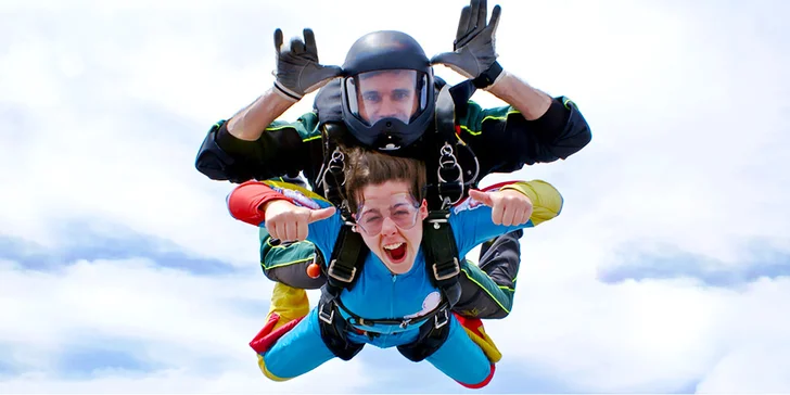 Adrenalin v oblacích: vyhlídkový let završený tandemovým seskokem