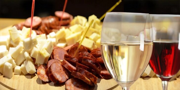 Posezení ve sklípku – klobásky, sýry a víno s originální etiketou