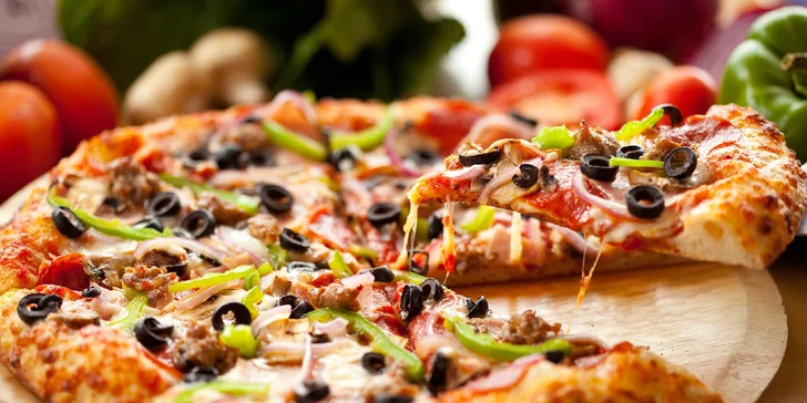 Dáte si dvě, nebo ještě jednu maxi k nim? Křupavé pizzy výběrem ze 38 druhů