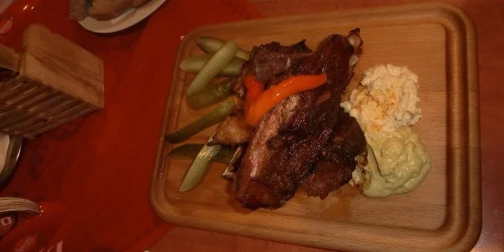 1 kg luxusně masitých zauzených grilovaných žebírek