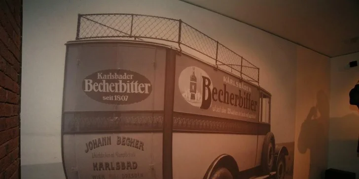 Vstupenky PRO DVA i pro rodinu do Jan Becher Muzea! Odhalte tajemství českého klenotu a získejte 2 miniaturní Becherovky či Becherovky Lemond.