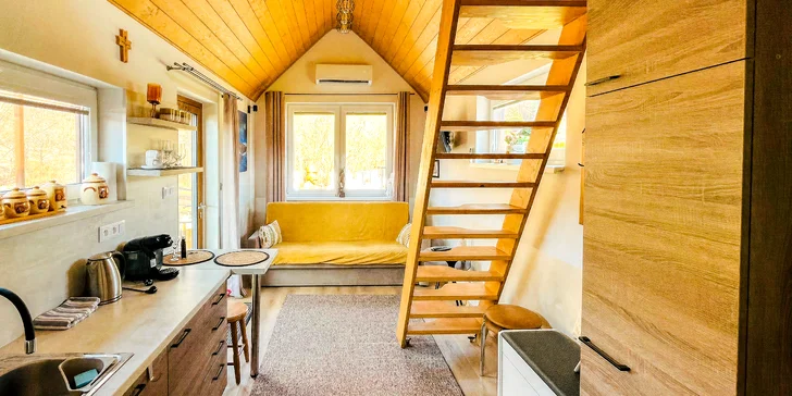 Objavte moderný tiny house citlivo zasadený do čistej oravskej prírody priamo pod skalou.