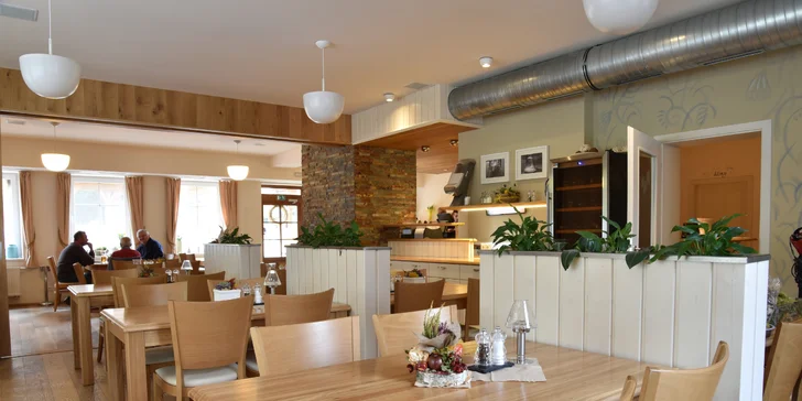 V restauraci si pochutnáte na bufetových nebo servírovaných snídaních.