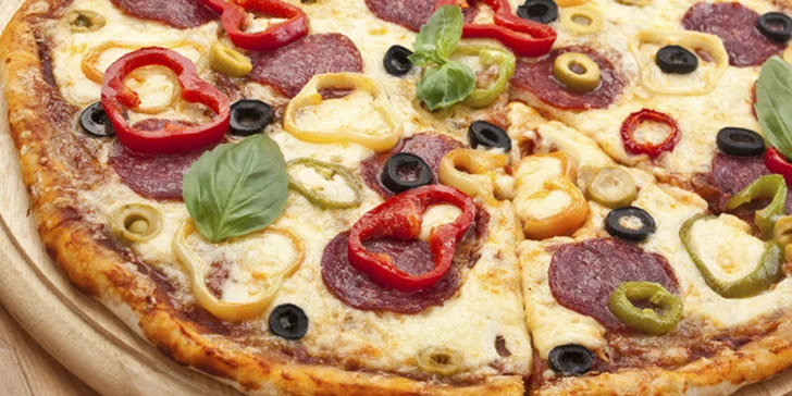 DVĚ libovolné pizzy s sebou. Margherita, šunková, houbová, mořské plody a další. Na výběr z více než 30 druhů a možnost dovozu až domů!