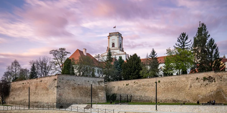 Biskupský hrad s vyhliadkovou vežou v centre mesta (cca 10 km od hotela)