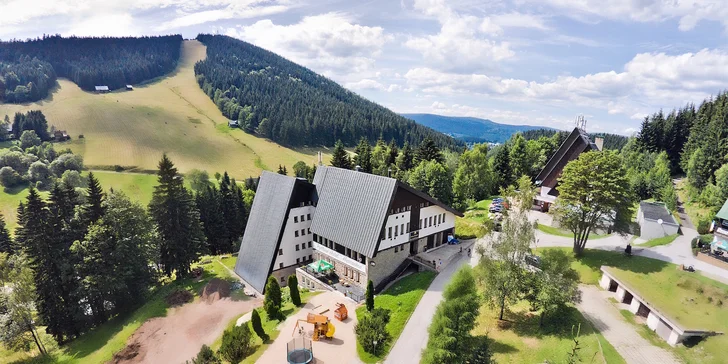 Na aktivity v okolí získáte slevu díky Harrachov card.