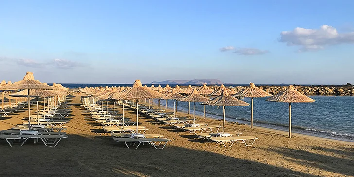 Písečná pláž leží jen pár kroků od hotelu.
