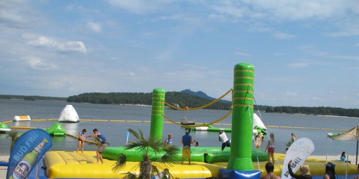 Vstupné do aquaparku na Máchově jezeře pro DVA i rodinu se dvěma dětmi. Na 2 dny nebo na týden. Skluzavky, vodní trampolína i plovoucí kra!