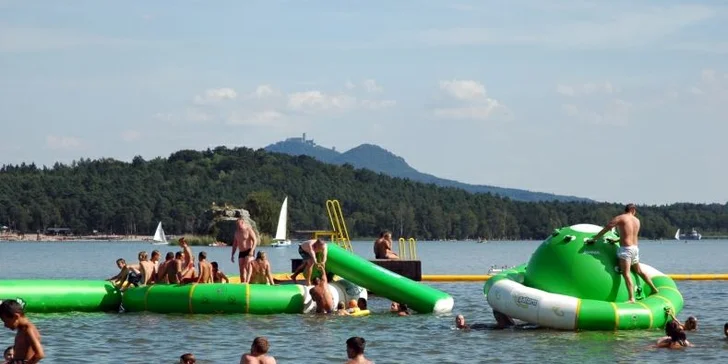Vstupné do aquaparku na Máchově jezeře pro DVA i rodinu se dvěma dětmi. Na 2 dny nebo na týden. Skluzavky, vodní trampolína i plovoucí kra!