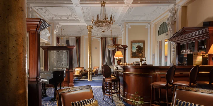 Na drink se stavte v King´s Club baru.