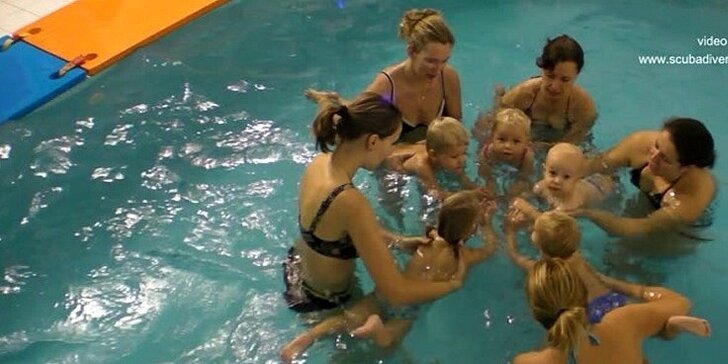 Tři lekce plavání rodičů s dětmi od 6 měsíců do 2 let pondělní dopoledne v dětském slaném bazénu