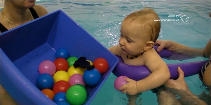 Tři lekce plavání rodičů s dětmi od 6 měsíců do 2 let pondělní dopoledne v dětském slaném bazénu