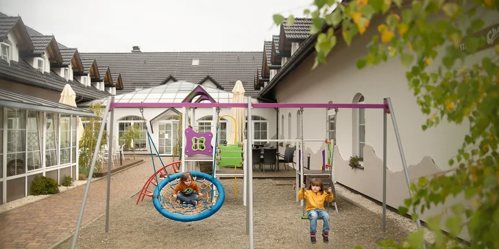 Pro děti je tady venkovní hřiště i herna.