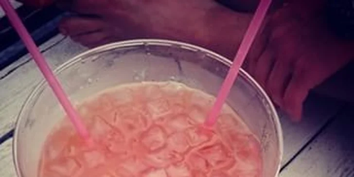 Maxi zábava s maxi kyblíkem koktejlu pro skvělý večer s přáteli