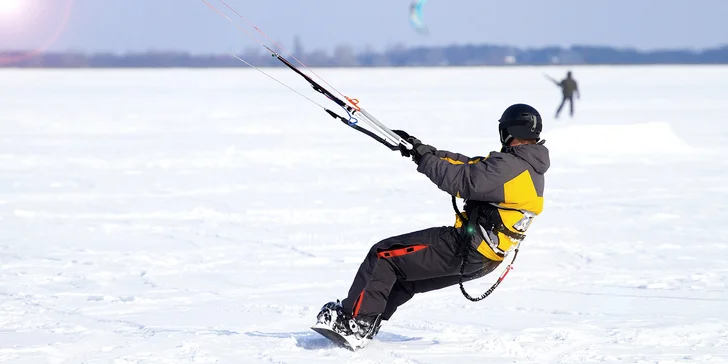 Vyzkoušejte wing-surfing: Hodinový kurz vč. zapůjčení vybavení pro 1 či 2 osoby