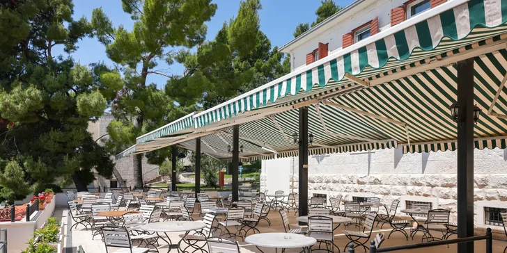 Na všem si pochutnáte buď přímo v restauraci, nebo na velké venkovní terase s výhledem na pobřeží. 