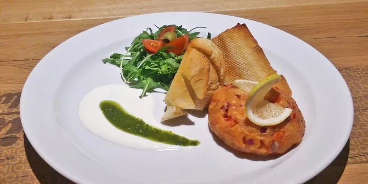 100g hovězí nebo lososový tatarák v restauraci IN LOCO