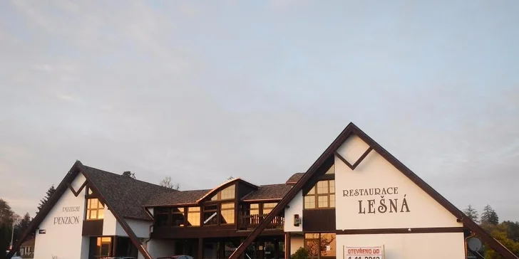 Grilovaný losos s bylinkovým máslem a domácí dezert na Lešné