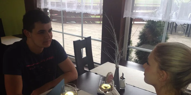 Grilovaný losos s bylinkovým máslem a domácí dezert na Lešné