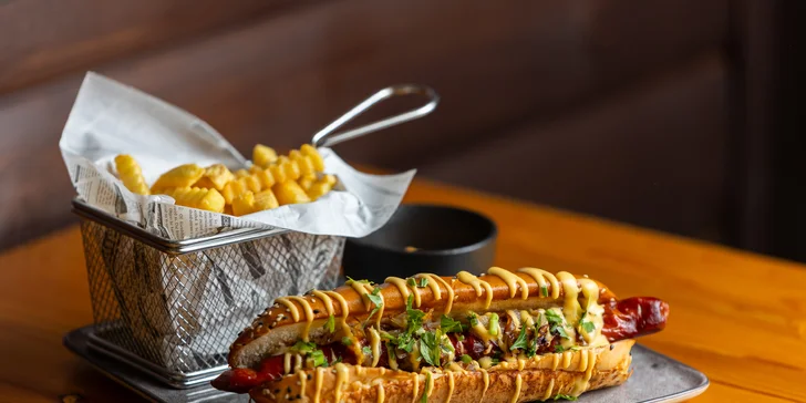 Hot-dog je tiež podávaný s hranolčekmi