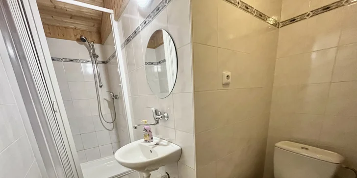 Jinak počítejte se sprchovým koutem.
