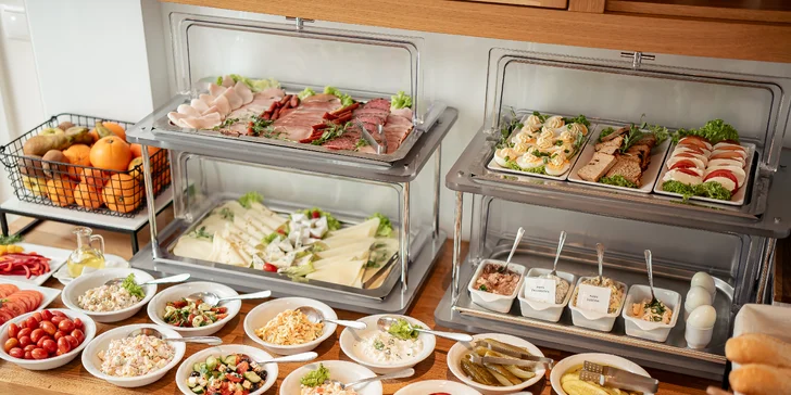 Raňajky sa podávajú formou bufetu, z ktorého si naberiete čokoľvek, čo vám padne do oka. Večere potom prebiehajú formou výberu z menu.