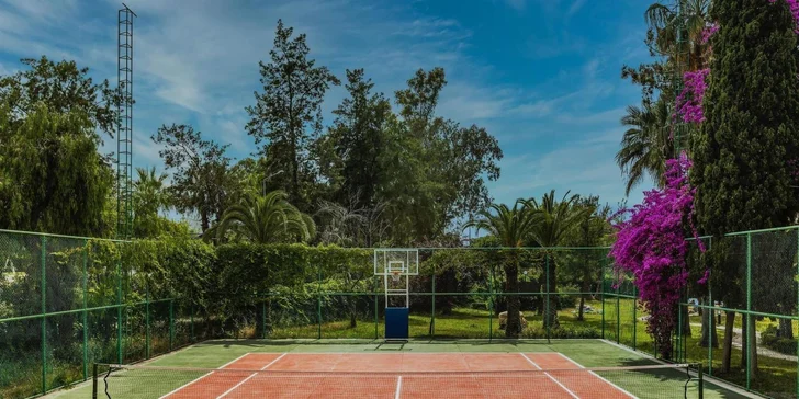 Hotel nabízí celou škálu sportovních aktivit – kromě tenisu i jógu, zumbu či basket.