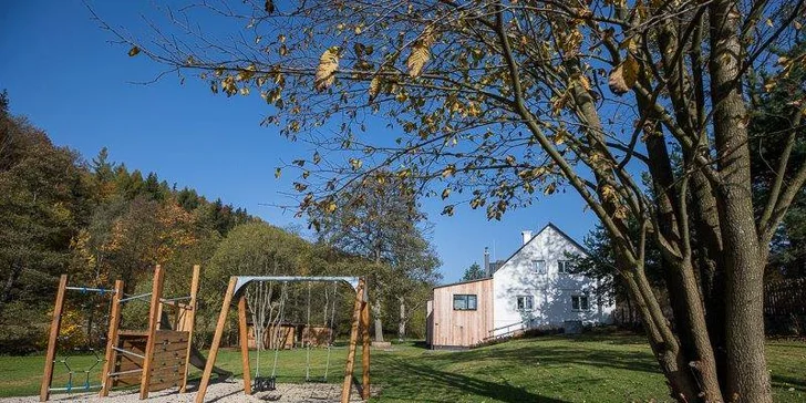 Vilu obklopuje rozlehlá zahrada.