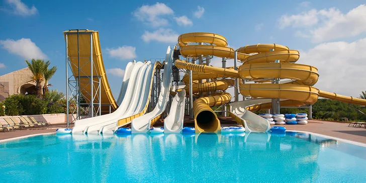 Je tu i boží aquapark se skluzavkami a tobogány. 