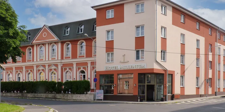 Hotel stojí v klidné části města, vyrážet odtud můžete na výlety i procházky po Karlových Varech. 