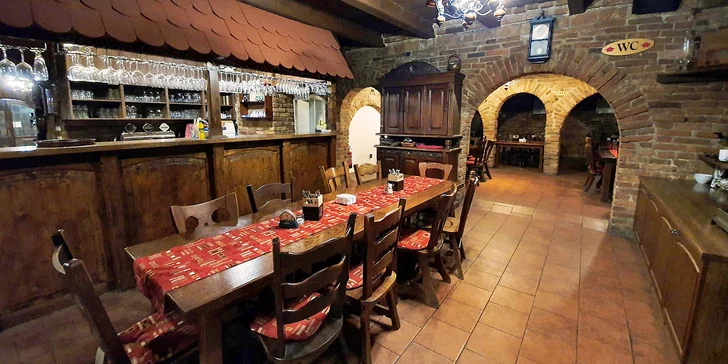 Posedíte v rustikálně zařízené restauraci. 