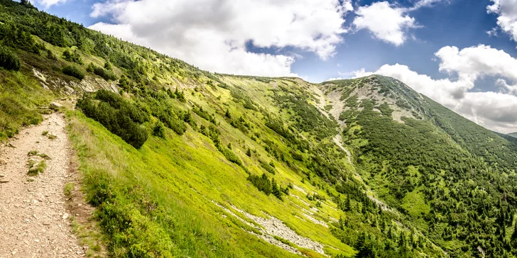 Turistické trasy vedou z Jakuszyc třeba na Orle, do Harrachova nebo na Owcze Skały. 