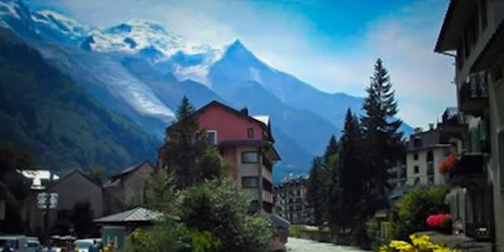 Chamonix, světoznámé centrum alpinismu a zimních sportů v Savojských Alpách.