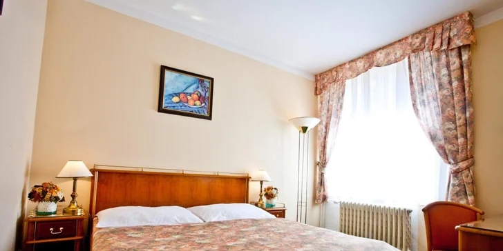 V pokoji nechybí pohodlné postele, pracovní stůl, LCD televize se satelitními programy, minibar i připojení k Wi-Fi.