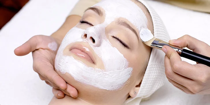 Relaxační masáž obličeje a dekoltu včetně masky