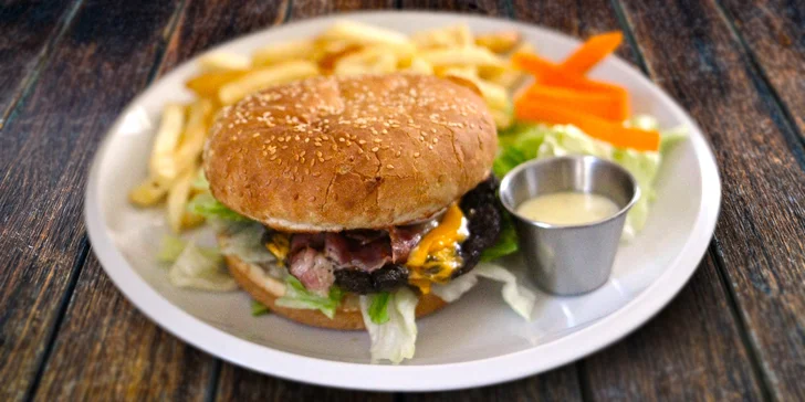 Dva burgery dle vlastního výběru s hranolky, salátem a omáčkami