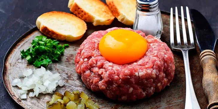 Delikatesa masožroutů: 200g nebo 500g tatarák s topinkami