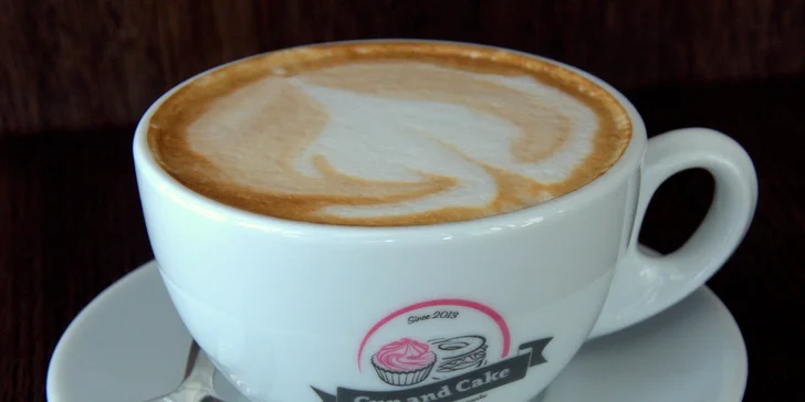 Káva s domácím dezertem pro dva v moderní cukrárně Cup and Cake