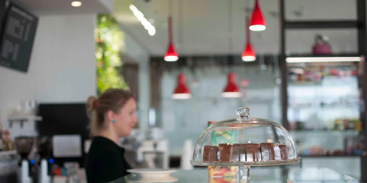 Káva s domácím dezertem pro dva v moderní cukrárně Cup and Cake