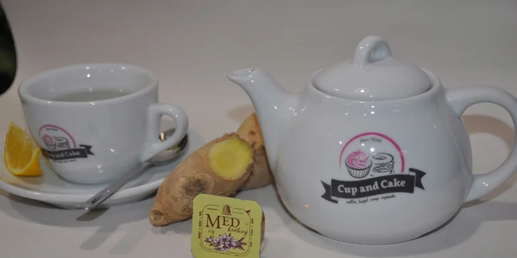 Káva s domácím dezertem pro dva v moderní cukrárně Cup and Cake