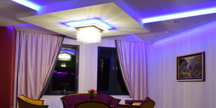 Zabývate sa v izbe s pohodlnou posteľou typu king size, kde budete mať k dispozícii aj písací stôl, televíziu, telefón a pochopiteľne vlastnú kúpeľňu. Po príchode tu na vás bude čakať fľaša šumivého vína.