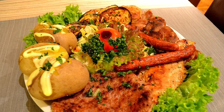 Balkánské masové menu: pljeskavica, pečeně a další dobroty