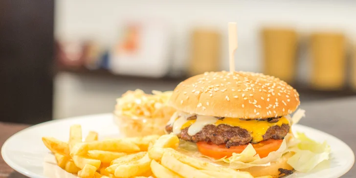 Dva burgery dle vlastního výběru s hranolky, salátem a omáčkami
