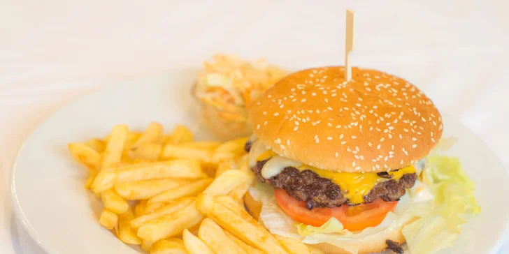 Dva burgery dle vlastního výběru s hranolky, salátem a omáčkami