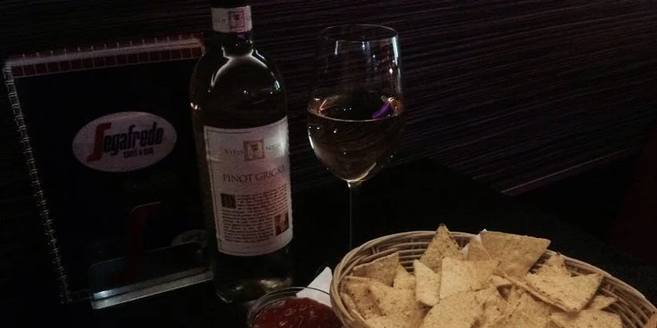 Pochutnejte si na výborných nachos a lahvi vína