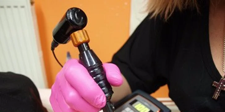 Permanentní make-up očních linek, obočí nebo rtů