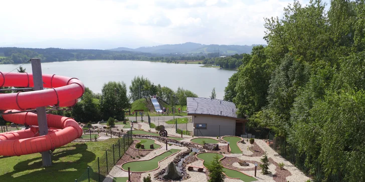 Naproti adventure golfu je parádní dětské hřiště. 