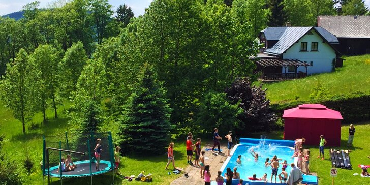Rodinný pobyt na horské chatě v Krkonoších s polopenzí a venkovním bazénem