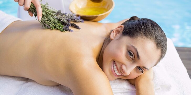 Luxusní odpočinek při masáži teplým levandulovým olejem