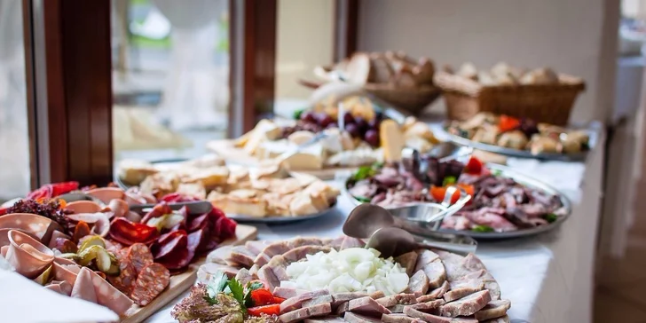 Silvestr na Zámku Kamenný Dvůr: Plná penze, neomezené drinky i wellness